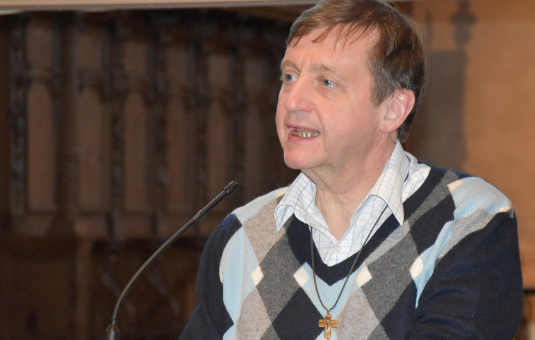 L'abbé François-Xavier Amherdt lors de sa conférence à l'église St-Pierre à Porrentruy